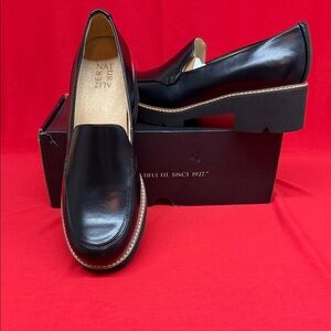 Naturalizer Black Leather Platform Loafers with Contrast Stitching